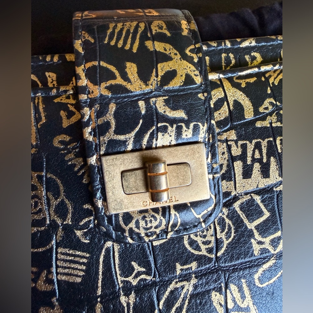 Rare CHANEL 19A Egypt Collection 2.55 Clutch Gold Graffiti With Insert - Picture 3 of 11